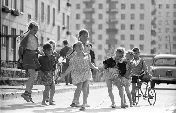 Дети во дворе дома. Москва, 1966 год - Sputnik Южная Осетия
