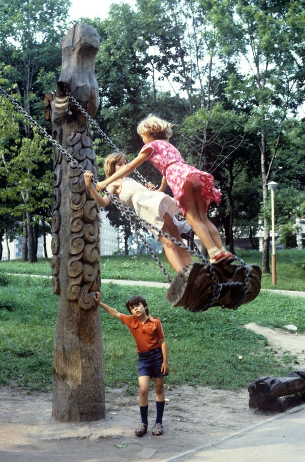 Девочки качаются на качелях на детской площадке. 1986 год - Sputnik Южная Осетия