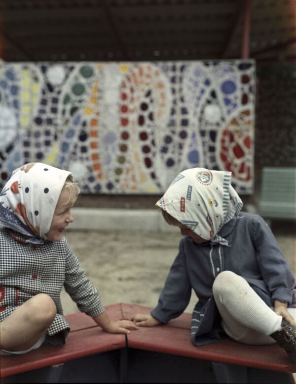 Подружки в песочнице. 1973 год - Sputnik Южная Осетия