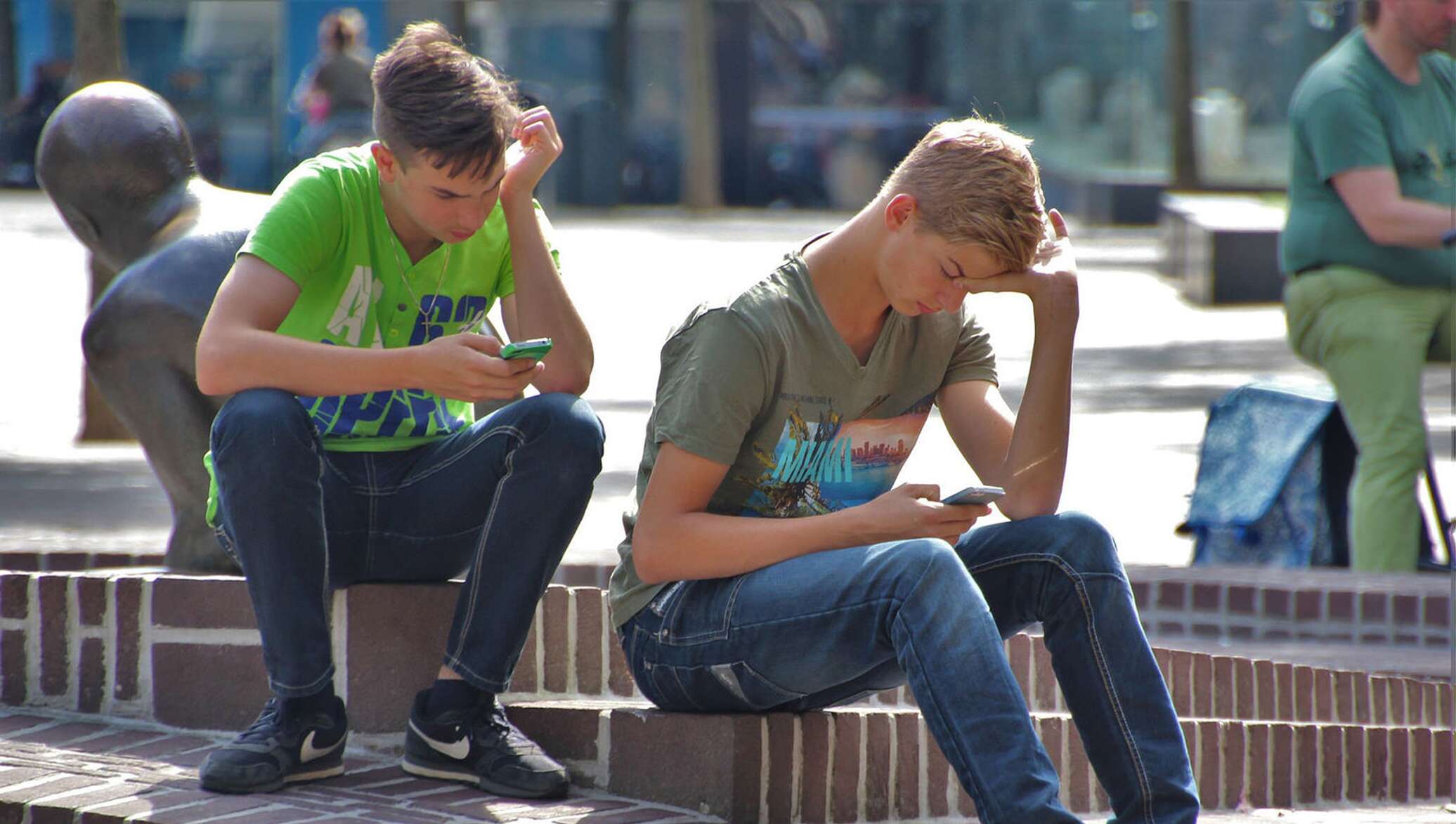 Подростки стоят. Подросток. Подросток с телефоном. Молодежь в телефонах. Молодежь.