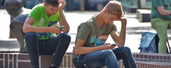 Молодые люди со смартфонами Молодые люди со смартфонами - Sputnik Южная Осетия
