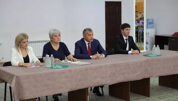 Анатолий Бибилов представил коллективу ансамбля Симд нового художественного руководителя - Sputnik Южная Осетия