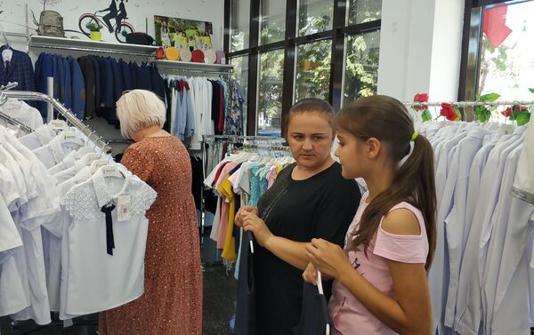 Благотворительная акция ко Дню знаний в магазине Эрман - Sputnik Южная Осетия
