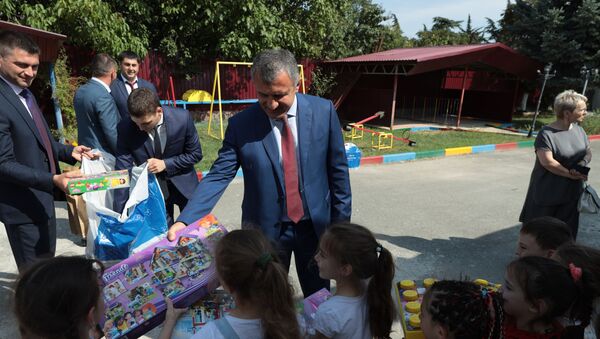 Президент Анатолий Бибилов посетил Цхинвальский детский Золотой ключик - Sputnik Южная Осетия