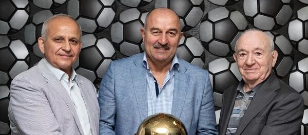 Станиславу Чечесову вручили награду РФС за вклад в развитие футбола Станиславу Чечесову вручили награду РФС за вклад в развитие футбола - Sputnik Южная Осетия