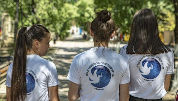 Школьники рассказали гражданам Южной Осетии о значении цветов флага России Школьники рассказали гражданам Южной Осетии о значении цветов флага России - Sputnik Южная Осетия