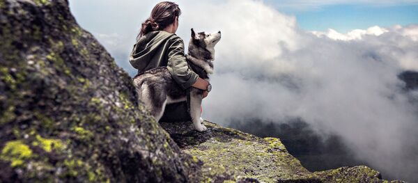 Девушка с собакой в горах Девушка с собакой в горах - Sputnik Южная Осетия