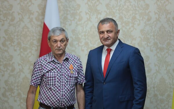 Президент Южной Осетии Анатолий Бибилов вручил награды защитникам Отечества - Sputnik Южная Осетия