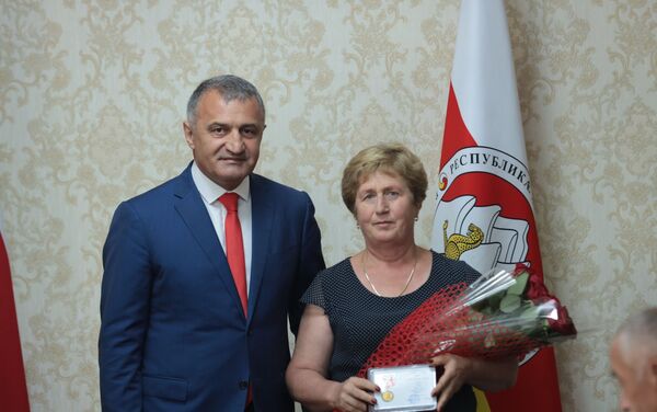 Президент Южной Осетии Анатолий Бибилов вручил награды защитникам Отечества - Sputnik Южная Осетия