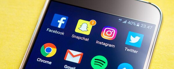 Значки-логотипы социальных сетей на экране смартфона Значки-логотипы социальных сетей на экране смартфона - Sputnik Южная Осетия