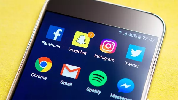 Значки-логотипы социальных сетей на экране смартфона - Sputnik Южная Осетия