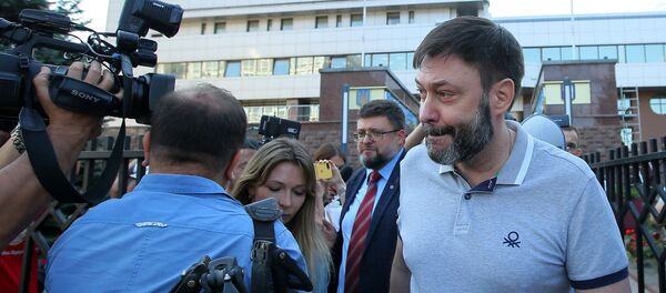 Руководитель портала РИА Новости Украина Кирилл Вышинский у здания апелляционного суда Киева - Sputnik Южная Осетия