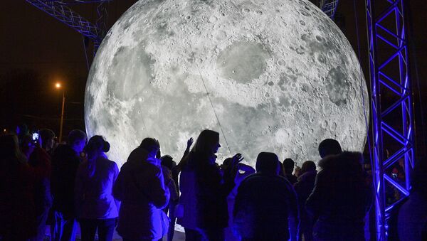 Арт-объект Луна на площадке третьего осеннего фестиваля света в Санкт-Петербурге  - Sputnik Южная Осетия