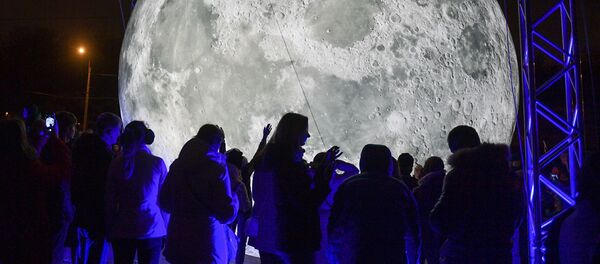 Арт-объект Луна на площадке третьего осеннего фестиваля света в Санкт-Петербурге  - Sputnik Южная Осетия