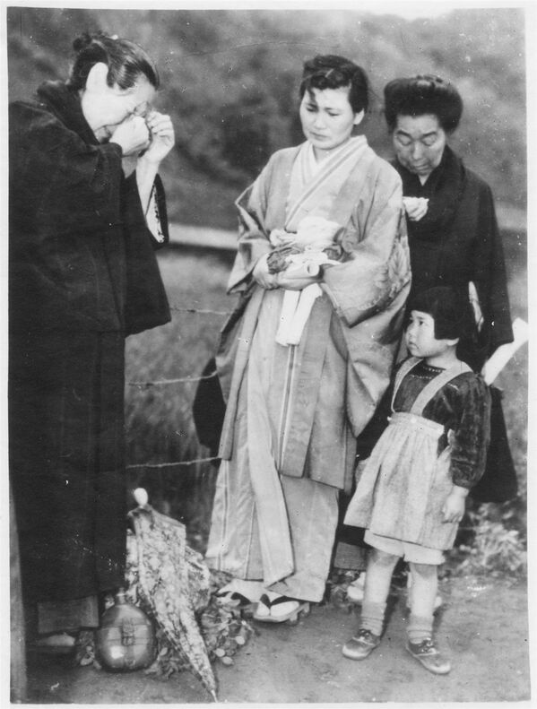 Вторая мировая война 1939-1945 гг. Япония. Родственники оплакивают пропавшего без вести члена семьи - Sputnik Южная Осетия