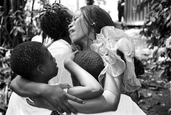 Конго (Демократическая Республика Конго), Киншаса, 2001 г. МККК помог вернуться ребенку в его родную семью. Фотограф: Ричард Фрадин - Sputnik Южная Осетия