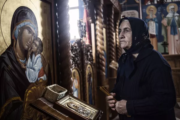 Белград, Сербия, сентябрь 2014 г. Слободанка Крстич молится за своих сыновей, пропавших без вести во время конфликта в 1998-99 гг. Белград, Сербия, сентябрь 2014 г. Слободанка Крстич молится за своих сыновей, пропавших без вести во время конфликта в 1998-99 гг. - Sputnik Южная Осетия