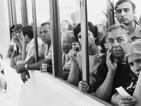 Кипр, 1974 года, греки-киприоты с фотографиями освобожденных из заключения родственников, пропавших без вести - Sputnik Южная Осетия