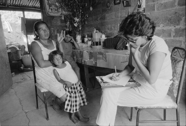 Сан-Сальвадор, Республика Эль-Сальвадор, 1986 год. Сотрудник МККК заполняет анкету с просьбой семьи о розыске пропавшего родственника - Sputnik Южная Осетия