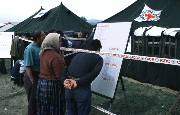 Македония, 1999 год. Лагерь Стенкович: люди изучают списки лиц, пропавших без вести из Косово Македония, 1999 год. Лагерь Стенкович: люди изучают списки лиц, пропавших без вести из Косово - Sputnik Южная Осетия