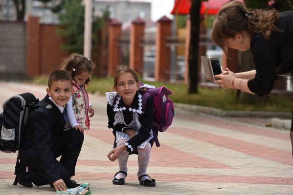 В Южной Осетии работают  53 школы, которые посещают 5575 учащихся. 760 из них в этом году впервые сели за школьные парты. - Sputnik Южная Осетия
