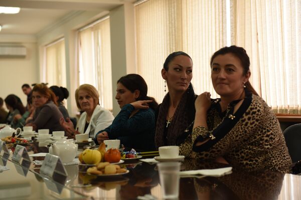 В этот день президент Леонид Тибилов встретился с многодетными матерями, матерями погибших защитников Отечества. - Sputnik Южная Осетия