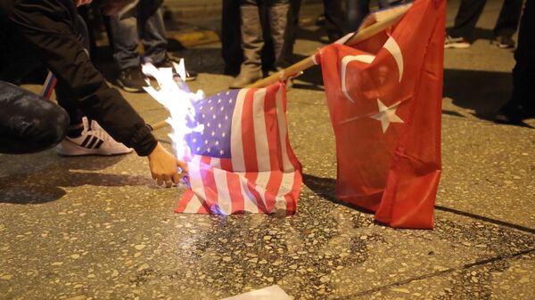 СПУТНИК_Греки сожгли флаги США и Турции в знак протеста против обстрела Су-24 - Sputnik Южная Осетия