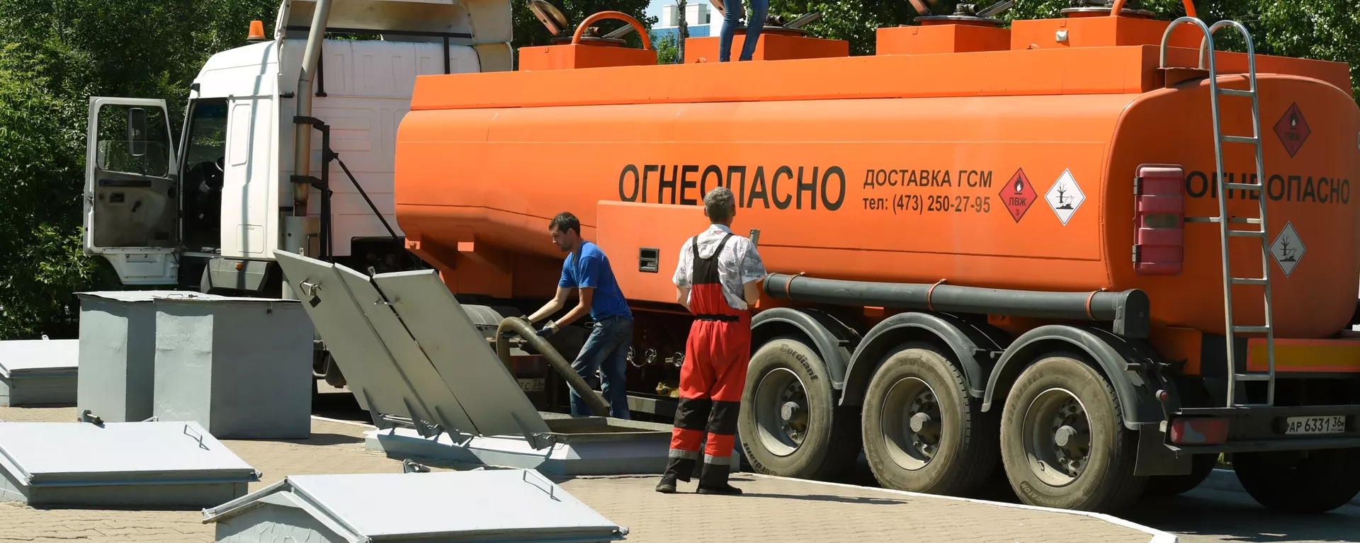 Автоцистерна на заправочной станции - Sputnik Южная Осетия, 1920, 27.02.2024