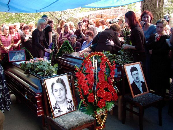 Похороны погибших в результате захвата боевиками школы № 1 в Беслане. - Sputnik Южная Осетия