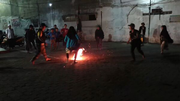 В Джакарте дети сыграли в футбол горящим кокосом - Sputnik Южная Осетия