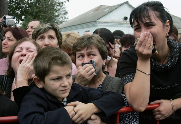 Женщины оплакивают погибших в бесланской трагедии. 3 сентября 2005 года. - Sputnik Южная Осетия