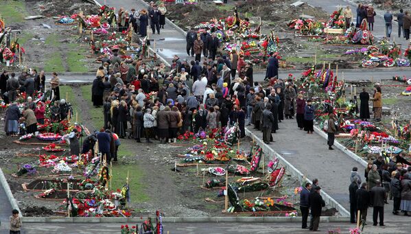 Похороны погибших в бесланской трагедии. Октябрь 2004 год. - Sputnik Южная Осетия