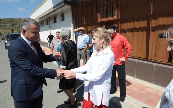 Президент Анатолий Бибилов подарил ансамблю Симд новую ГАЗель - Sputnik Южная Осетия