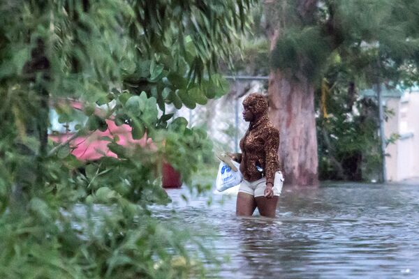 Женщина идет по затопленной в результате урагана Дориан улице в Нассау, Багамы - Sputnik Южная Осетия