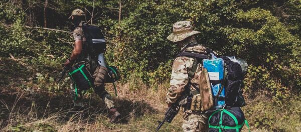 Сотрудник Погранслужбы КГб Южной Осетии на высоте у села Цнелис Сотрудник Погранслужбы КГб Южной Осетии на высоте у села Цнелис - Sputnik Южная Осетия