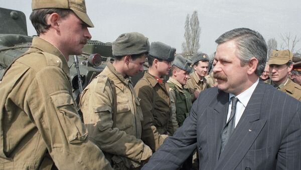 Александр Руцкой  (справа) приветствует российских солдат - Sputnik Южная Осетия