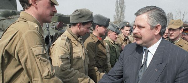 Александр Руцкой  (справа) приветствует российских солдат - Sputnik Южная Осетия