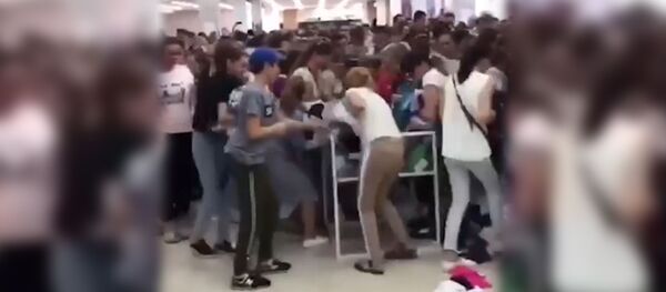 Во Владикавказе во время распродажи в торговом центре Столица произошла давка - Sputnik Южная Осетия