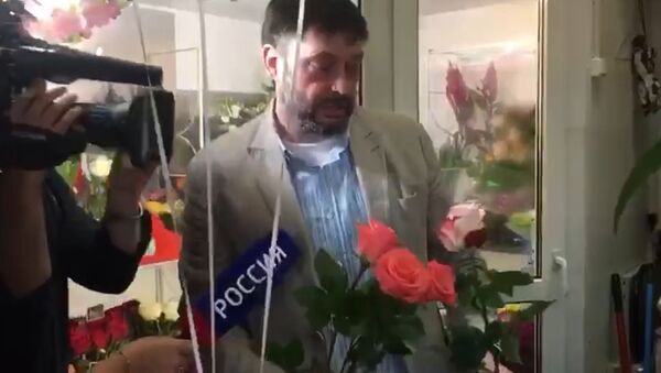 Кирилл Вышинский купил цветы маме, жене и Татьяне Москальковой - Sputnik Южная Осетия