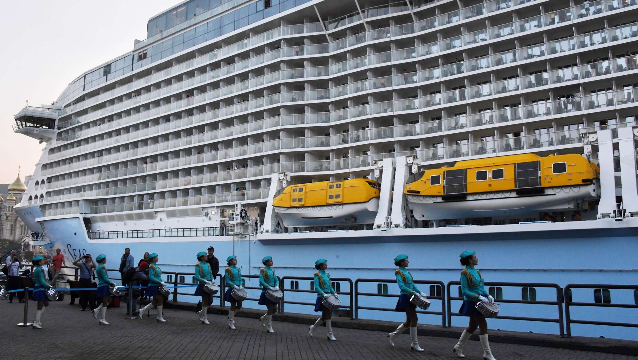 Лайнер во владивостоке. Spectrum of the Seas Владивосток. Прибывший в порт Владивостока круизный лайнер. Прибытие лайнера во Владивосток. Самый большой лайнер в мире заходил во Владивосток.