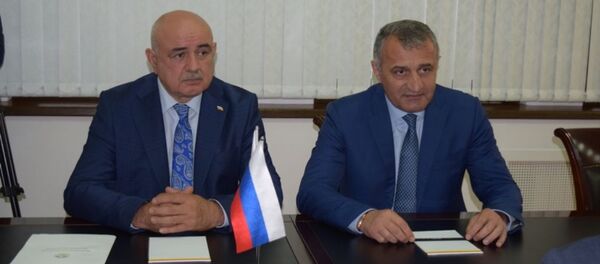 Президент РЮО Анатолий Бибилов (справа) и глава МИД Дмитрий Медоев Президент РЮО Анатолий Бибилов (справа) и глава МИД Дмитрий Медоев - Sputnik Южная Осетия