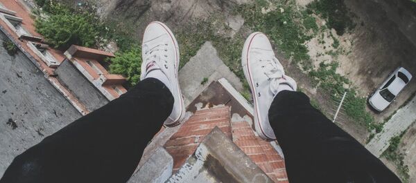 Человек на крыше дома Человек на крыше дома - Sputnik Южная Осетия