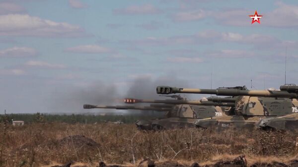 Артиллерия наступает: в Сети появилось видео масштабных учений в РФ Артиллерия наступает: в Сети появилось видео масштабных учений в РФ - Sputnik Южная Осетия