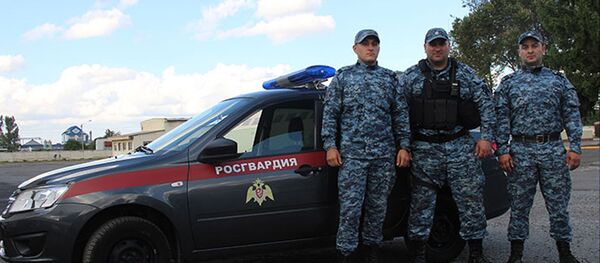 Североосетинские росгвардейцы спасли девушку, едва не выпавшую с 5-го этажа Североосетинские росгвардейцы спасли девушку, едва не выпавшую с 5-го этажа - Sputnik Южная Осетия