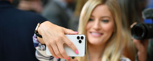 Девушка фотографируется на новый Apple 11 Pro в Калифорнии  - Sputnik Южная Осетия