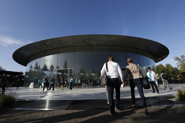 Гости перед началом презентации новых продуктов Apple в Калифорнии  - Sputnik Южная Осетия