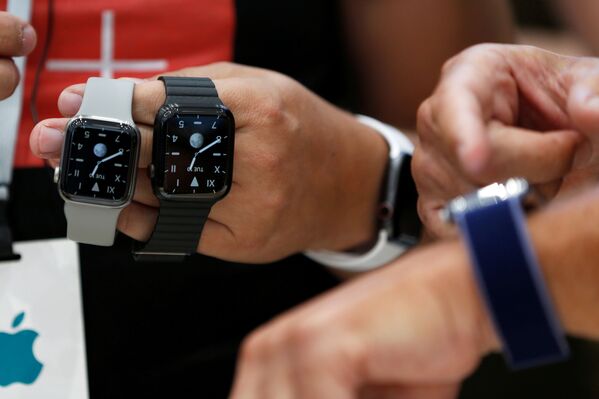 Умные часы Apple Watch Edition  во время демонстрации в Калифорнии  - Sputnik Южная Осетия