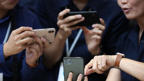 Посетители рассматривают новые Apple iPhone 11 Pro в Калифорнии  - Sputnik Южная Осетия