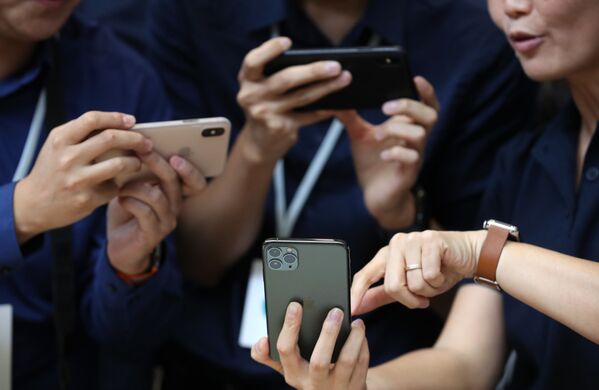 Посетители рассматривают новые Apple iPhone 11 Pro в Калифорнии  - Sputnik Южная Осетия