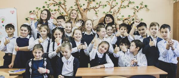 Встреча школьников гимназии Альбион с учредителями фонда Подари крылья Встреча школьников гимназии Альбион с учредителями фонда Подари крылья - Sputnik Южная Осетия